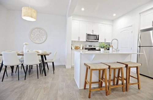 Northwest Edmonton House | BoHo Retreat with King Beds|A/C|Near Henday & WEM