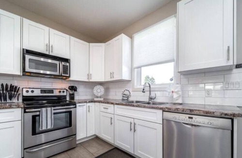 North Central Edmonton House | BoHo Vibes - Patio & BBQ - King Bed - Garage Parking