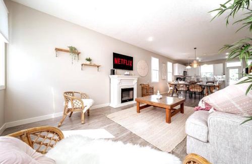 North Central Edmonton House | BoHo Vibes - Patio & BBQ - King Bed - Garage Parking