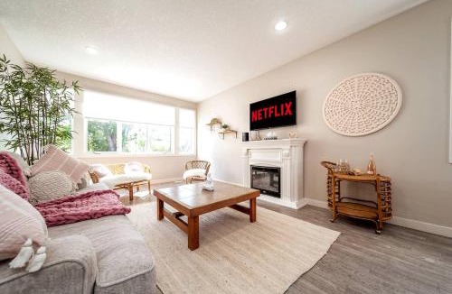 North Central Edmonton House | BoHo Vibes - Patio & BBQ - King Bed - Garage Parking