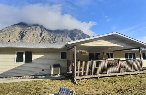 Okanagan-Similkameen House | Bold Reserve Herrera Vineyard Estate Home