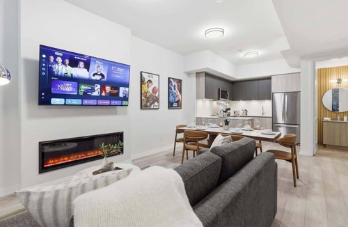 Toronto Entertainment District Apartment | Boutique 3BR Townhouse Sleeps 7 w Free Parking