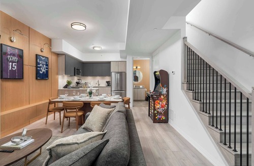 Toronto Entertainment District Apartment | Boutique 4BR Aparthotel Sleeps 10 Free Parking