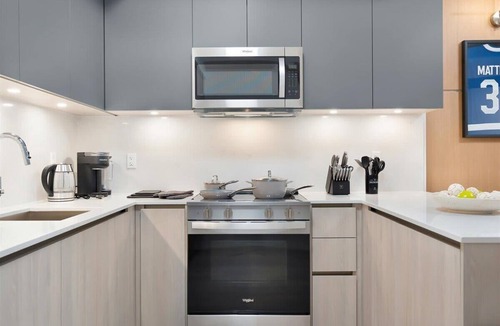 Toronto Entertainment District Apartment | Boutique Townhouse 3BR Sleeps 7 Free Parking