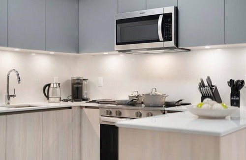 Toronto Entertainment District Apartment | Boutique Townhouse 3BR Sleeps 7 Free Parking