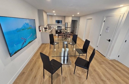 Upper Lonsdale House | Brand New: 2 Bedrooms+Den, 5 people, Laundry, 75" TV! 4min walk to Bus/Grocery