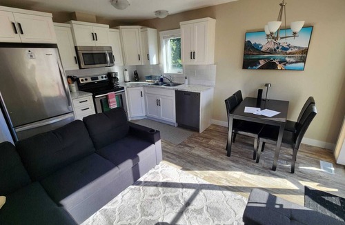 Glenmore House | Brand-New 2BR Okanagan Oasis w/Free Parking