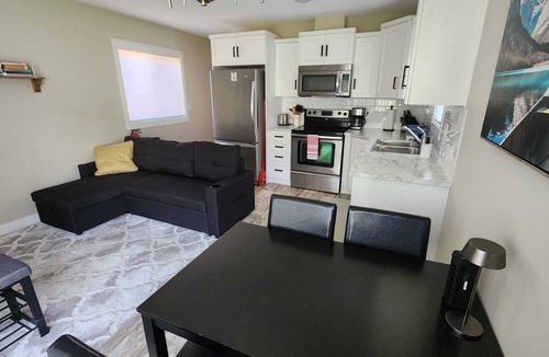 Glenmore House | Brand-New 2BR Okanagan Oasis w/Free Parking