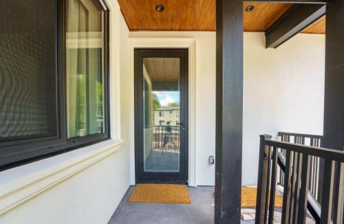 Langley Apartment | Brand-New 3 Bedroom House -Upstairs
