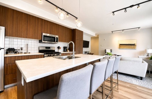 Booktown Hotel | Brand New 3-Bedroom Suite in the Heart of Sidney!