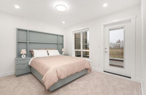 Willoughby House | Brand New 3BR Townhome - Roof Top Patio and Garage
