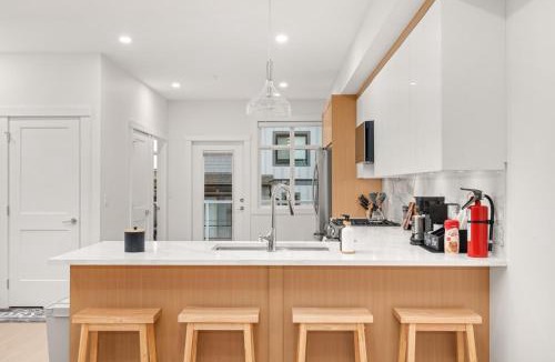 Willoughby House | Brand New 3BR Townhome - Roof Top Patio and Garage