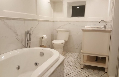 Saanich West House | Brand new charming one bedroom Luxury Suite