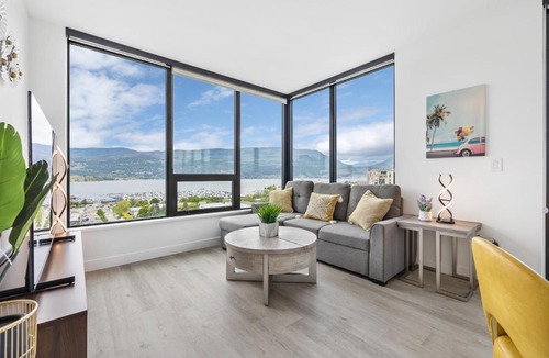 Downtown Kelowna Apartment | Brand New Luxury Downtown Near the Beach #16