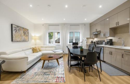 Dunbar House | Brand-new Luxury Dunbar 4BR Home - Sleeps 10 - Near UBC, Parks, Beaches & Shops