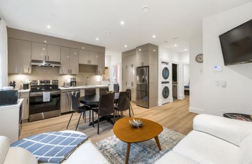 Dunbar House | Brand-new Luxury Dunbar 4BR Home - Sleeps 10 - Near UBC, Parks, Beaches & Shops