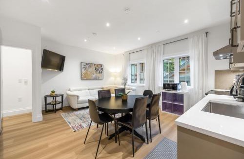 Dunbar House | Brand-new Luxury Dunbar 3BR Home - Sleeps 6 - Near UBC, Parks, Beaches & Shops