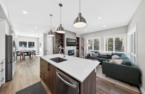 East Kootenay House | Brand-New Slopeside Corner Townhome Across from Bunny Hill w/Private Hot Tub