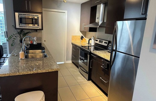 Crosstown Apartment | Breathtaking Views with Sauna, Pool &Jacuzzi