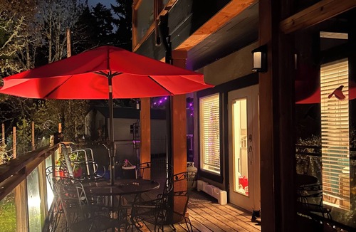 Brentwood Bay House | Brentwoods L’il Lodge