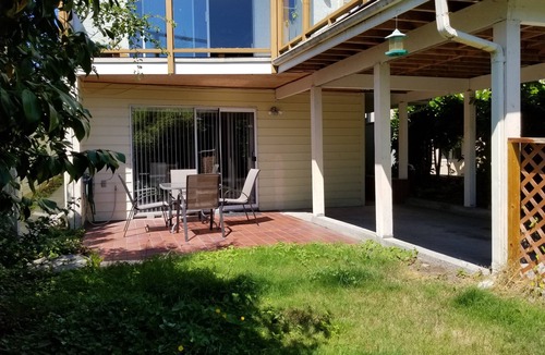 Ambleside House | Bright 2 BR, Great Location