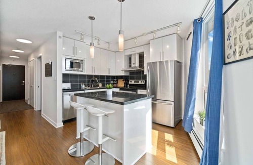 Crosstown Apartment | Bright 2BD Condo, Rogers Arena