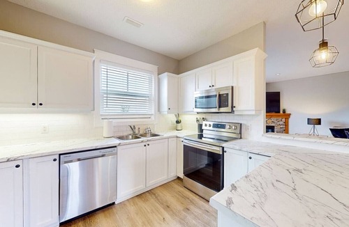 The Blue Mountains Condo | Bright 3BDR Condo Near Blue | Dog Friendly