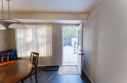 Hinton House | Bright 3BR Upper Suit, 23 min to Jasper NP