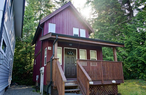 Ucluelet Cottage | Bright & Beautifully Refreshed Cottage - 2 min from Ocean!