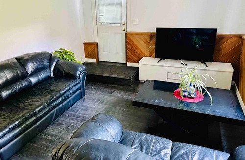 Saanich West House | Bright & centrally located grd lvl suite 2Bdm1Btm. All attraction within 15 mins