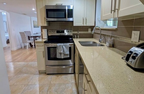 Upper Lonsdale House | Bright & Cozy Garden Level Suite