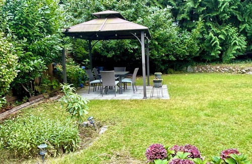 Upper Lonsdale House | Bright & Cozy Garden Level Suite