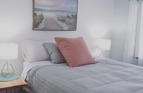 Courtenay House | Bright & cozy suite with ping pong table, close to ski hill, beaches & trails