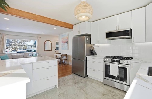 Saskatoon House | Bright & Fully Renovated Retreat - Holiday Home