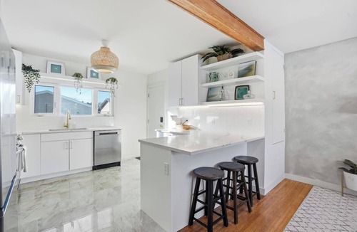 Saskatoon House | Bright & Fully Renovated Retreat - Holiday Home