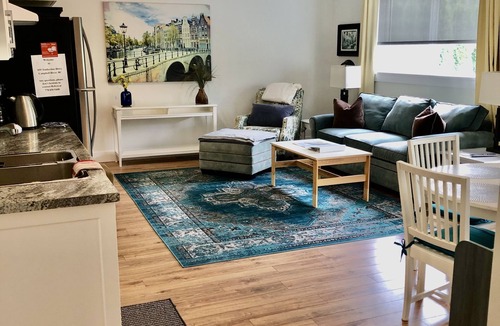 Campbell River House | Bright garden level suite