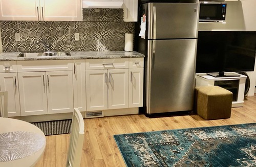 Campbell River House | Bright garden level suite