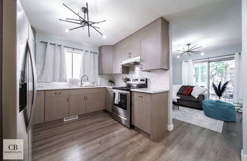 North Central Edmonton House | Bright & Modern 3 Bedrooms 5 beds Free Parking