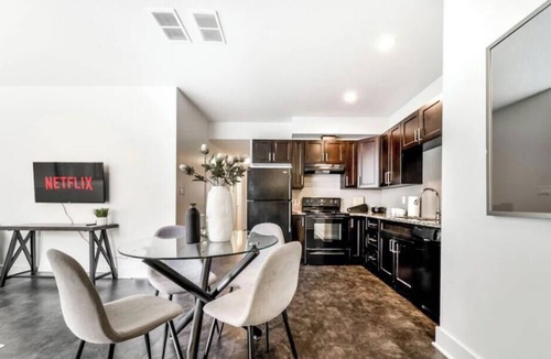 Jasper Place Apartment | Bright Modern Suites - King Beds - NFLX - WiFi - LongStays