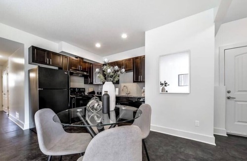 Jasper Place Apartment | Bright Modern Suites - King Beds - NFLX - WiFi - LongStays