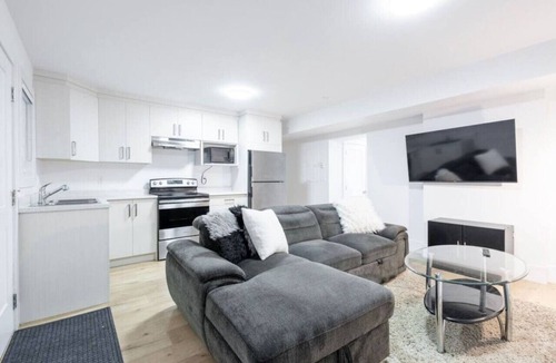 South Newton House | Bright & Modern Surrey Gem ~ Queen Beds ~ Parking!