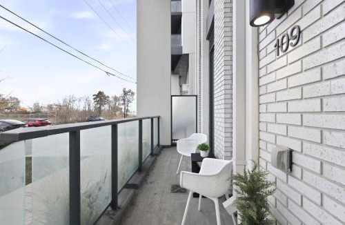 The Queensway Apartment | Bright Modern Townhouse Patio Family Friendly