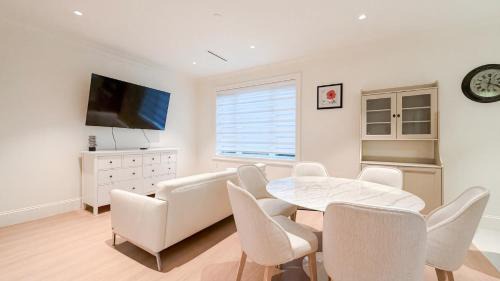 West Side Villa | Bright new 5BR Kerrisdale House