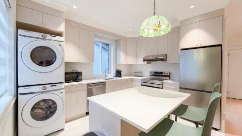 West Side Villa | Bright new 5BR Kerrisdale House