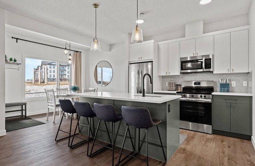 Okotoks House | Bright, new suite 10 min from Calgary
