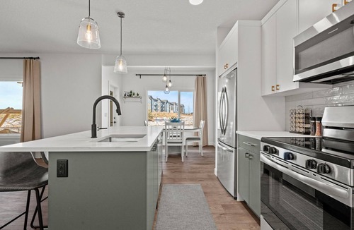 Okotoks House | Bright, new suite 10 min from Calgary