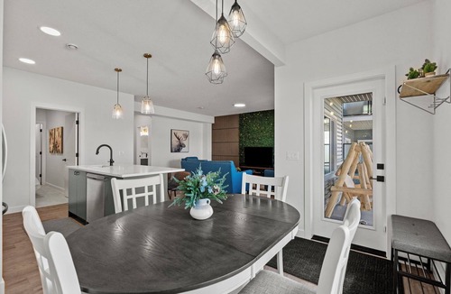 Okotoks House | Bright, new suite 10 min from Calgary
