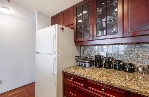 Crosstown Apartment | Bright & Relaxing Downtown Haven ~ City View ~ Pkg