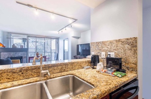 Crosstown Apartment | Bright & Relaxing Downtown Haven ~ City View ~ Pkg