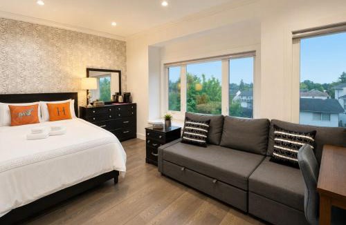 Seafair House | Bright View Home near YVR & Parking